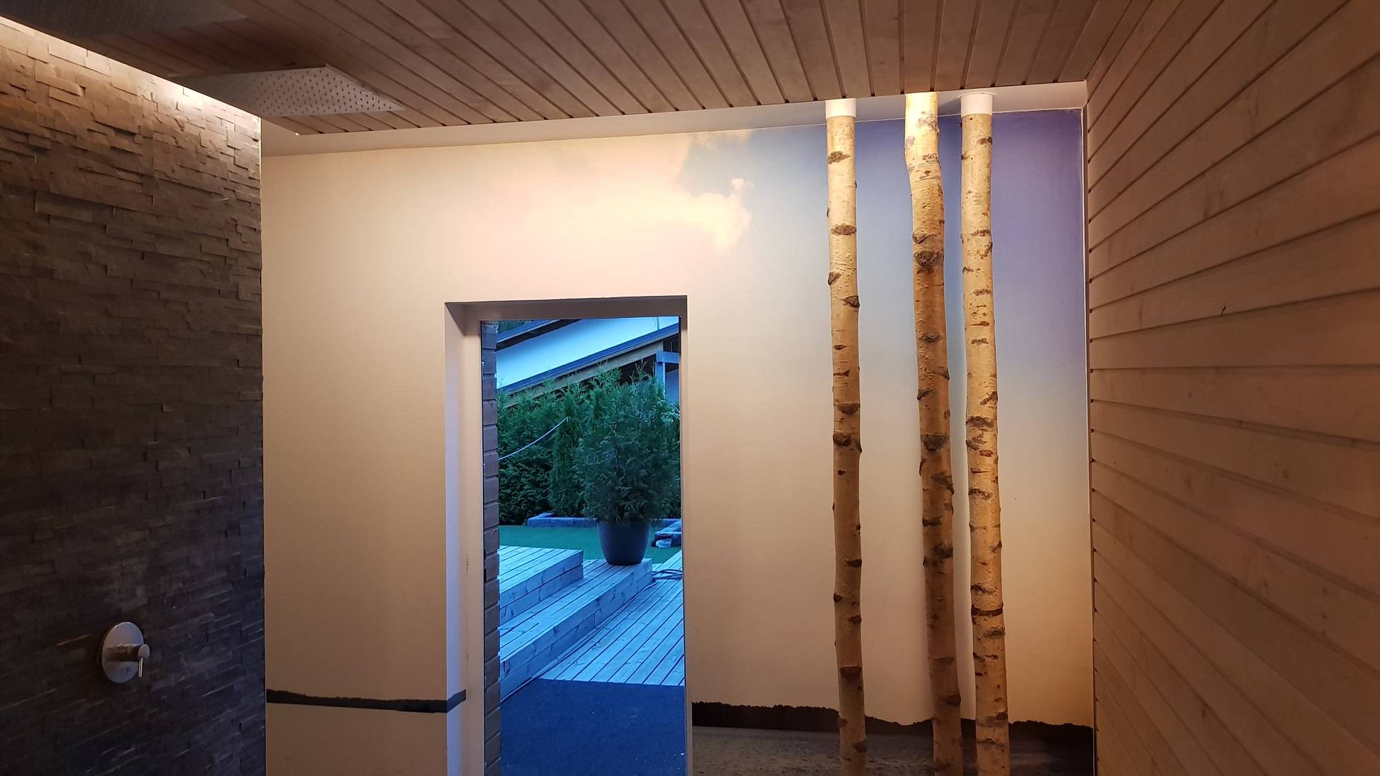 Nepřímé osvětlení ve sprše